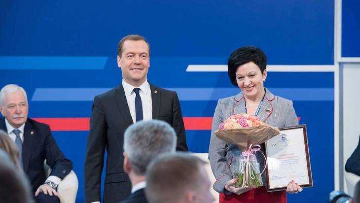 Премьер Медведев наградил депутата Миронову за вклад в образование