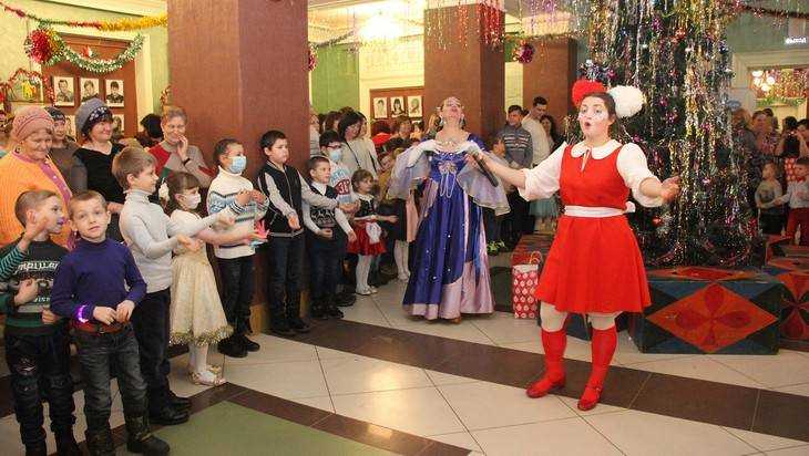 В Брянске фонд «Ванечка» подарил больным детям спектакль к Новому году