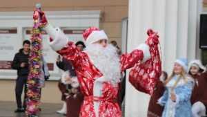 На Театральной площади Брянска Деды Морозы тряхнут в хороводе бородами