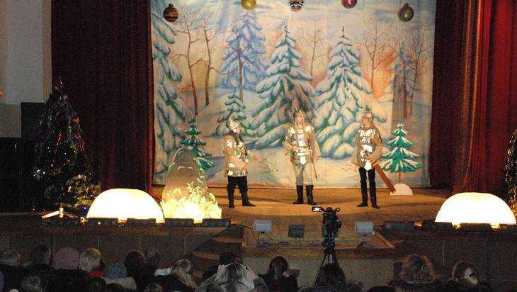 В Трубчевске дети посмотрели спектакль «Дед Мороз и три богатыря»