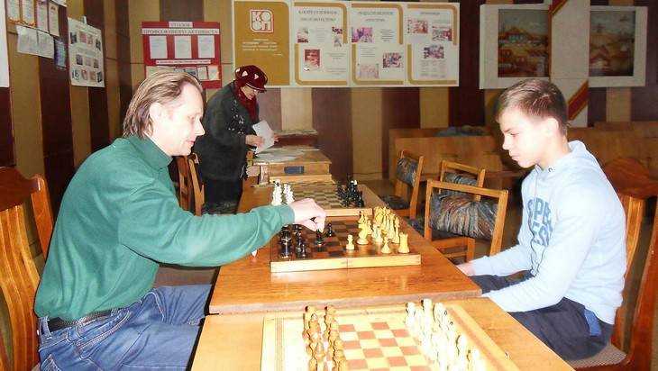 Тренер брянского шахматного клуба привил любовь к спорту сотням детей