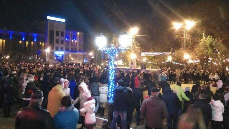 В Круглом сквере Брянска Новый год встретили 4 тысячи горожан