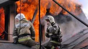 В Севске пожарные вывели из загоревшегося дома женщину