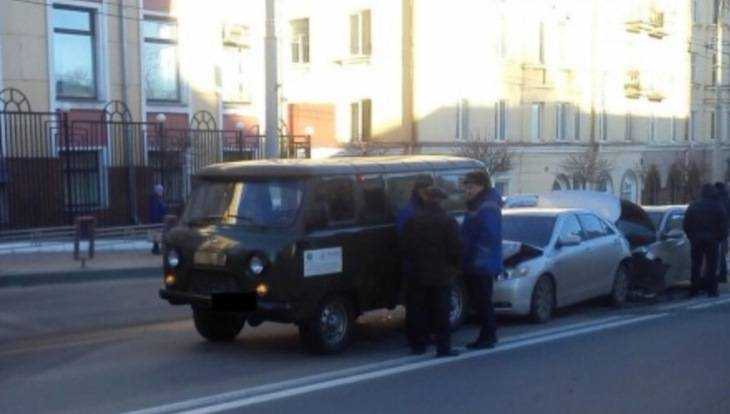 В Брянске на проспекте Ленина столкнулись три автомобиля