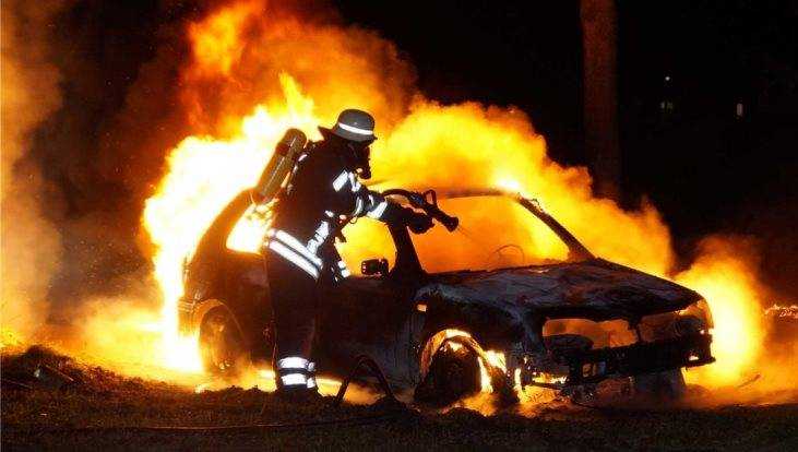 В Трубчевске утром сгорел автомобиль Mitsubishi