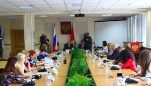 Глава Брянска Хлиманков и мэр Макаров поздравили журналистов