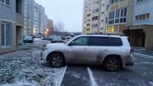 Жителей Брянска возмутил перекрывший тротуар водитель внедорожника