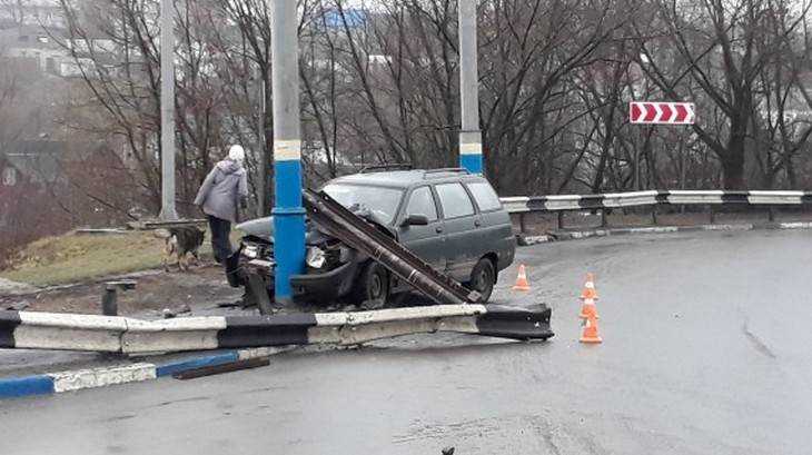 В Брянске на Московском проспекте автомобиль ВАЗ врезался в столб