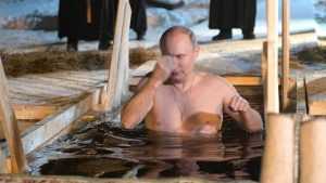 Путин на Крещение окунулся в прорубь на Селигере