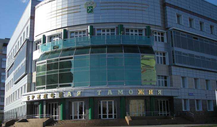 Брянский таможенник попал под суд за 300 тысяч рублей взятки