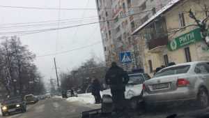 В Брянске иномарку протаранил служебный автомобиль охраны