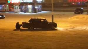 В Брянске сняли видео опасных гонок зацеперов на парковке у «Линии»