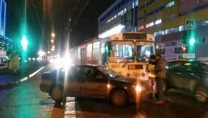 В Брянске возле ТРЦ Тимошковых троллейбус столкнулся с легковушкой