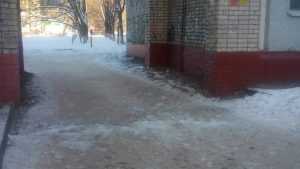 В Брянске на ребёнка и женщину с балкона упала глыба льда