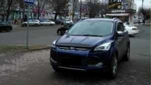 В Брянске водителя Ford Kuga по видео наказали за парковку на тротуаре