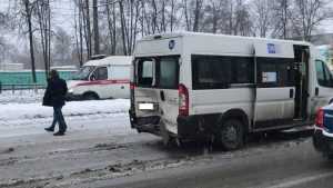 В Брянске в ДТП с маршруткой и 3 легковушками ранены две женщины