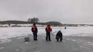 Брянские спасатели измерили толщину льда на водоемах области