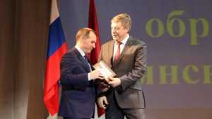Мэру Брянска Макарову губернатор вручил сертификат на 245 тысяч рублей