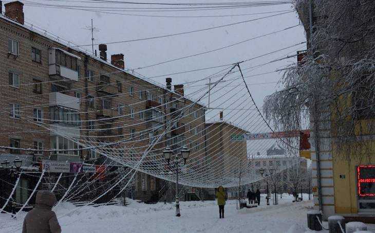 Из-за снега в Брянске на бульваре Гагарина до земли провисли гирлянды