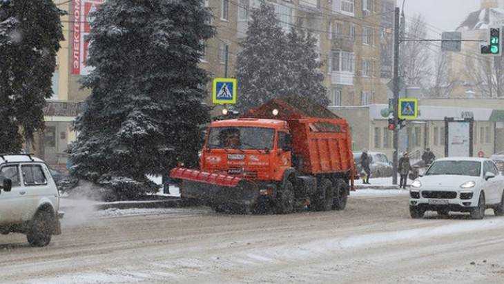 В Брянске 79 машин вышли на уборку снега