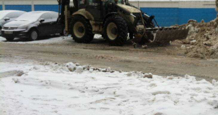 В Выгоничах на уборку снега вышли сотрудники предприятий и частники