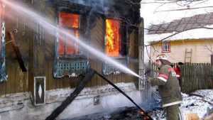 В Унече пожарные вывели человека из горевшего дома