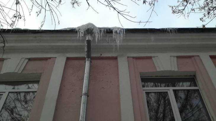 В Клинцах коммунальщиков прокурор наказал за сосульки на крышах