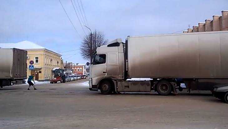 В Брянской области сняли видео коварной ловушки для водителей фур