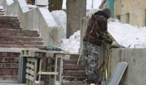 В Брянске на бульваре Гагарина возобновили облицовку стен лестницы