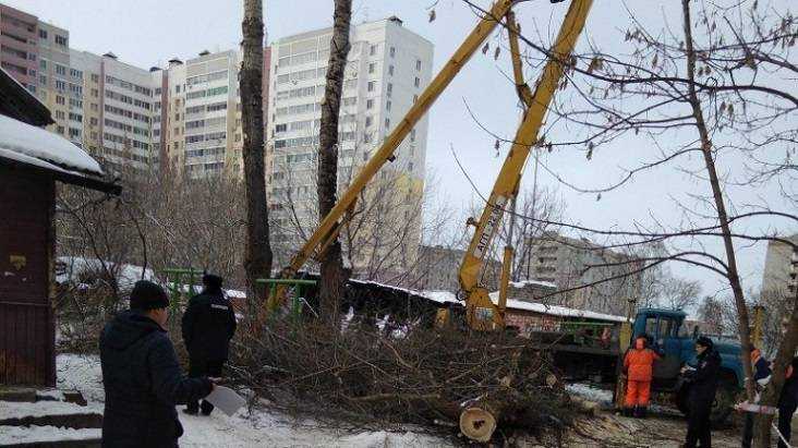 В Брянске у дома на улице Менжинского рухнула автовышка с рабочими