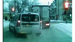 В Брянске сняли видео опасного маневра водителя