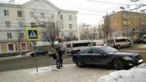 В Брянске водитель «Мерседеса» заплатил тысячу за стоянку на тротуаре