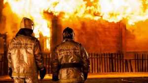 В Почепском районе пожарные спасли мужчину из горевшего дома
