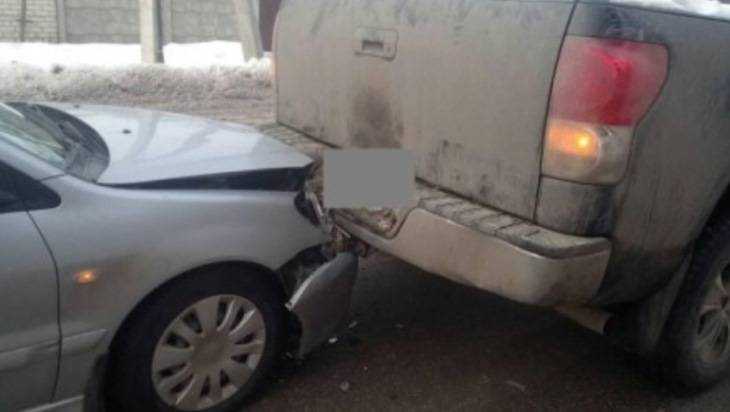 В Брянске 42-летний водитель в ДТП на Почтовой улице разбил голову