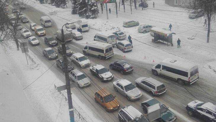 В Брянске шестеро автомобилистов устроили массовое ДТП