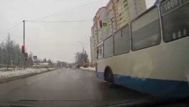 В Брянске водитель троллейбус за проезд на «красный» заплатил тысячу