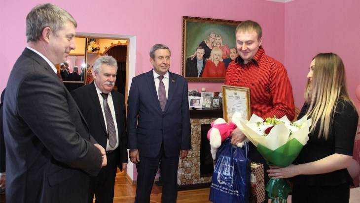 Губернатор Богомаз поздравил брянскую семью с выплатой за первенца
