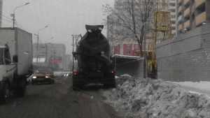 В Брянске бетономешалка «забетонировала» проезд по улице Крахмалева