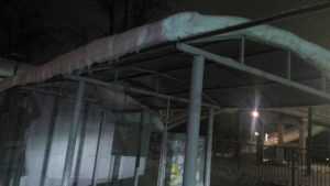 В Брянске на мужчину обрушилась крыша автобусной остановки