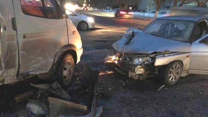 В Брянске водители покалечились после столкновения ГАЗ и ВАЗ