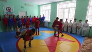 В школах Брянска вместе с чемпионом открыли площадки для занятий самбо