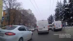 Опасный маневр в центре Брянска сняли двумя видеокамерами