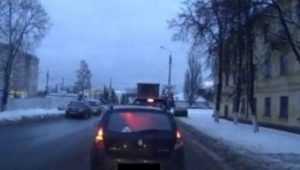 В Брянске водителя Renault за проезд на «красный» наказали по видео