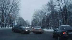 В Брянске у «Снежки» сняли видео столкновения иномарок из-за лихача 