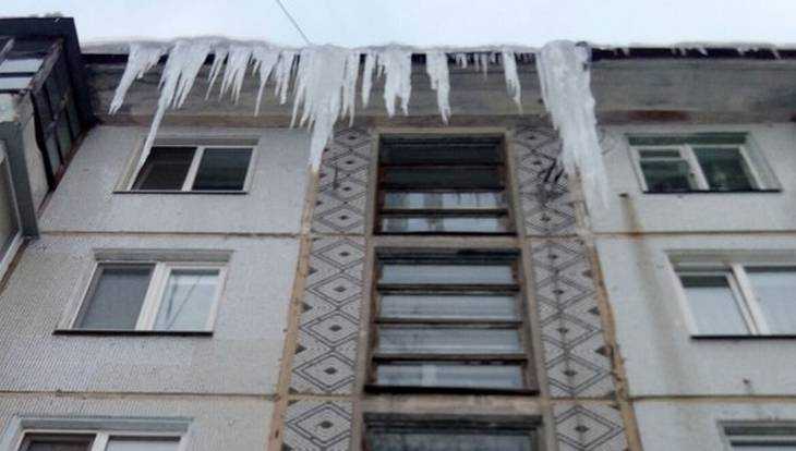 Сосульки высотой в два этажа стали угрозой жителям Брянска