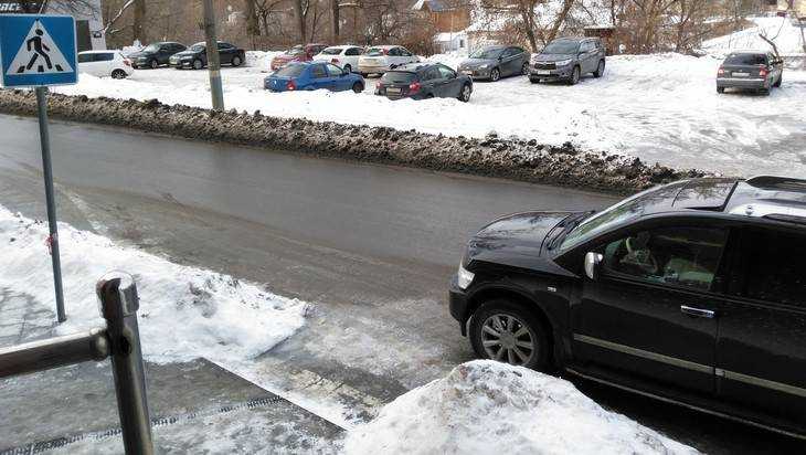 Брянцев возмутила парковка залетного водителя «Инфинити» на переходе
