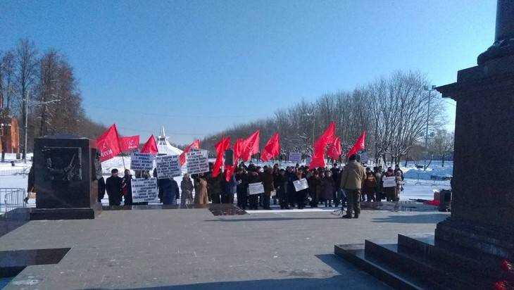 В Брянске коммунисты и либерал-демократы провели незаметные митинги