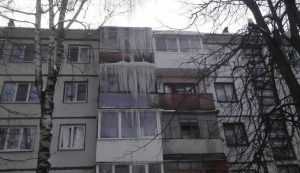 В Брянске обледенели три этажа дома на Красноармейской