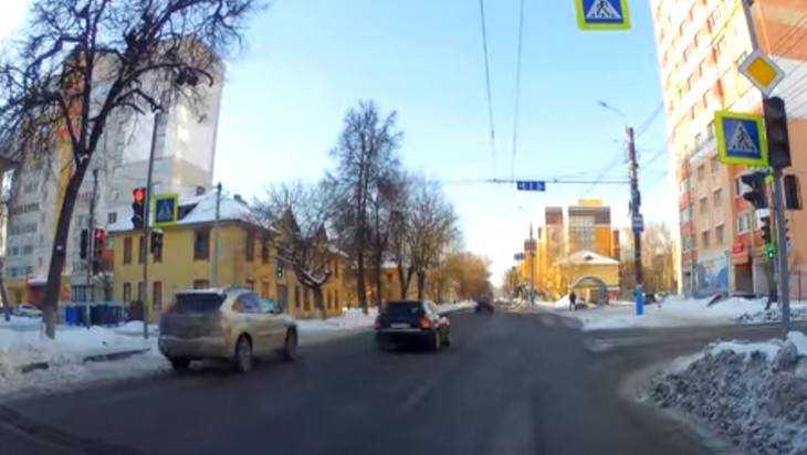 В центре Брянска сняли видео гонок водителей на красный свет