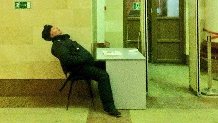 В сети прославился уснувший охранник брянского вокзала